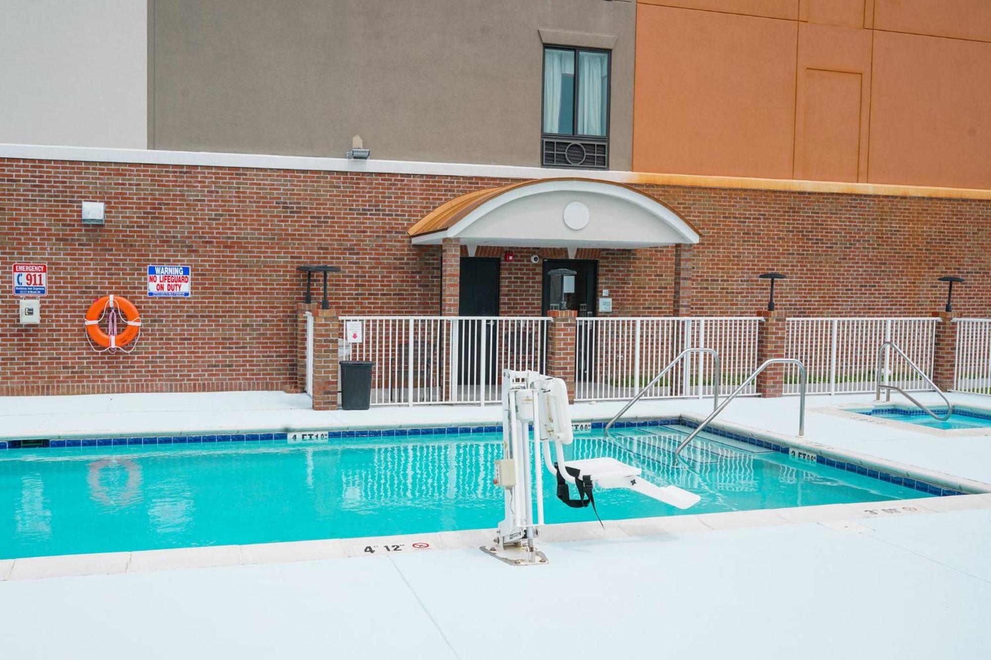 Holiday Inn Express Hotel & Suites Hope Mills-Fayetteville Airport By Ihg Bagian luar foto